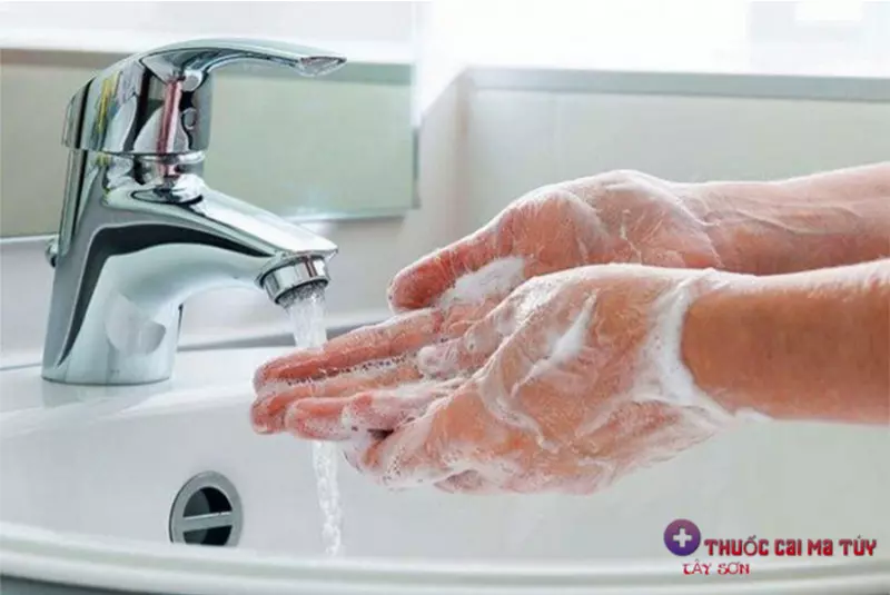 Thường xuyên rửa tay sát khuẩn để phòng chống bệnh truyền nhiễm