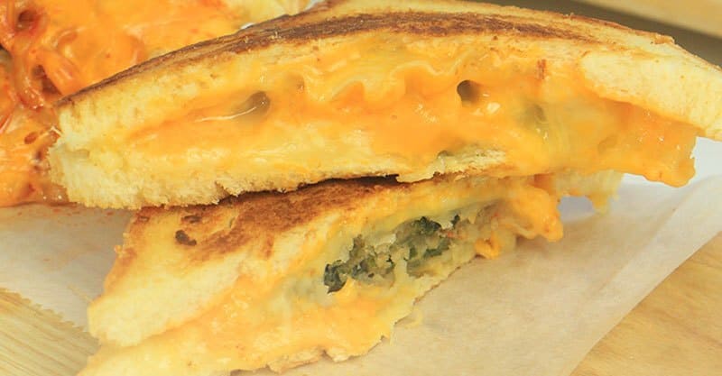 Áp chảo bánh mì sandwich mandu phô mai đến khi 2 mặt bánh vàng đều và phô mai chảy ra. 