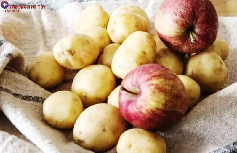 Xếp khoai tây với táo cạnh nhau
