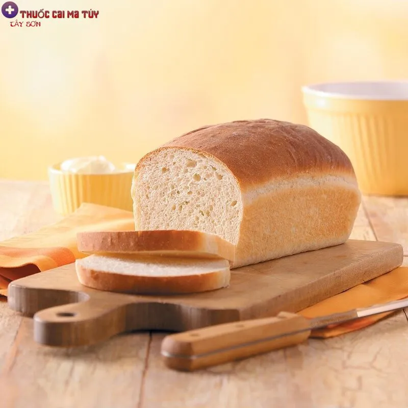 Không nên bảo quản bánh mì và bánh ngọt trong tủ lạnh
