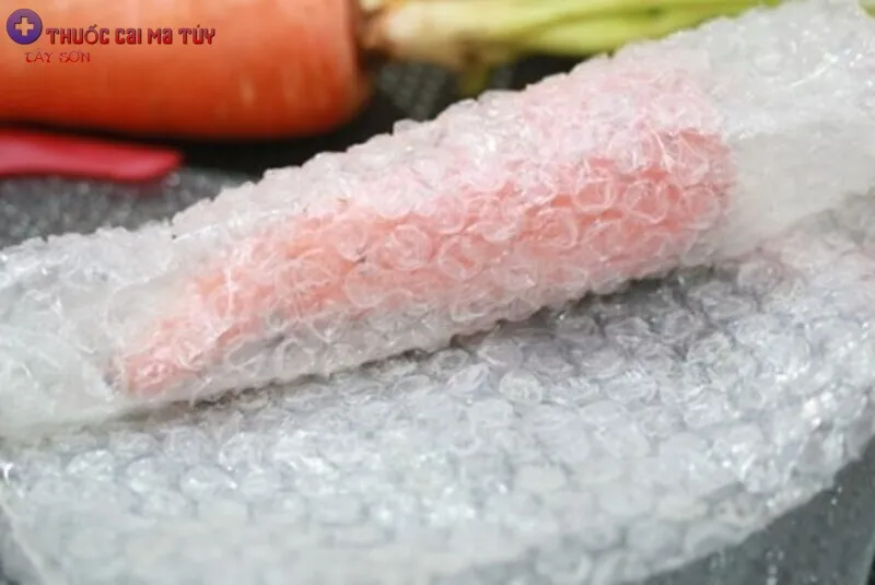 Bọc màng bọc bong bóng trước khi cho cà rốt vào tủ lạnh bảo quản
