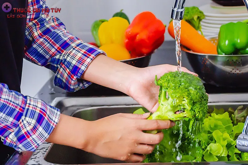 Chỉ khi nào nấu ăn bạn mới lấy rau củ khỏi tủ lạnh và rửa sạch chúng