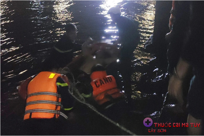 Lực lượng cứu hộ ứng cứu nam thanh niên nhảy xuống sông Hàn (Ảnh: Công an Đà Nẵng).